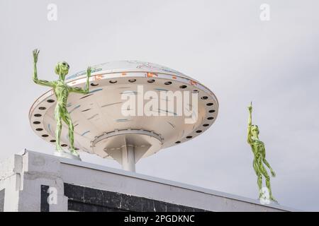 Modello alieno nella città di Roswell, New Mexico la posizione del presundo incidente di un alieno UFO nel 1947. La città è ora una mecca di interesse in ext Foto Stock