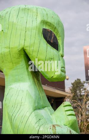 Modello alieno nella città di Roswell, New Mexico la posizione del presundo incidente di un alieno UFO nel 1947. La città è ora una mecca di interesse in ext Foto Stock