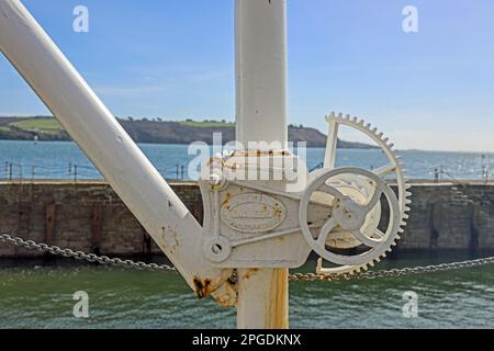 Winches accanto alla banchina a West Hoe Pier Plymouth. La fonderia di Ellacott e Son fu fondata nel 1845 e in attività con questo nome fino al 1921. Foto Stock