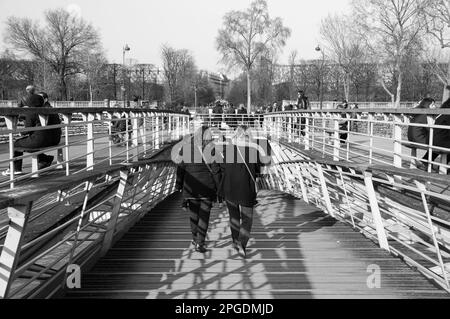 PARIGI, FRANCIA - 12 MARZO 2016: Parigini e turisti sul ponte pedonale Solferino sulla Senna vicino al Museo d'Orsey. Un gioco di luce e ombra Foto Stock