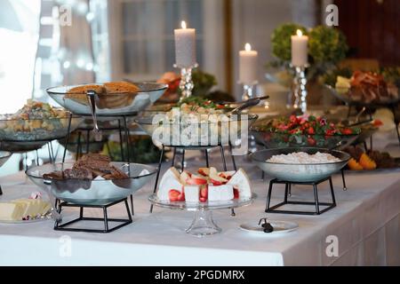 catering a buffet per matrimoni con diversi spuntini e bevande sul tavolo. Concetto di mangiare Foto Stock