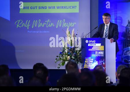 Amburgo, Germania. 22nd Mar, 2023. Capo della polizia Ralf Martin Meyer parla durante il simposio dell'Unione di polizia Amburgo 'Germania in modalità di crisi e al centro della stessa la polizia' presso la sede della polizia. Credit: Marcus Brandt/dpa/Alamy Live News Foto Stock