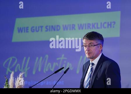 Amburgo, Germania. 22nd Mar, 2023. Capo della polizia Ralf Martin Meyer parla durante il simposio dell'Unione di polizia Amburgo 'Germania in modalità di crisi e al centro della stessa la polizia' presso la sede della polizia. Credit: Marcus Brandt/dpa/Alamy Live News Foto Stock