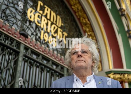 22 marzo 2023, Sassonia-Anhalt, Halle (Saale): Rolf Becker, noto come organo a botte Rolf, è in giudizio dinanzi al tribunale regionale di Halle/Saale. Nella disputa sui costi di trasporto per un Trabant, che Becker voleva ricevere da un container in Vietnam, l'originale Hallenser deve ora rispondere alla corte. Foto: Hendrik Schmidt/dpa Foto Stock