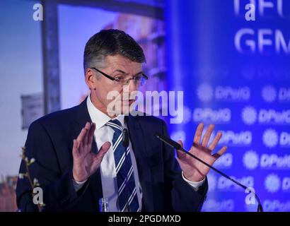 Amburgo, Germania. 22nd Mar, 2023. Capo della polizia Ralf Martin Meyer parla durante il simposio dell'Unione di polizia Amburgo 'Germania in modalità di crisi e al centro della stessa la polizia' presso la sede della polizia. Credit: Marcus Brandt/dpa/Alamy Live News Foto Stock