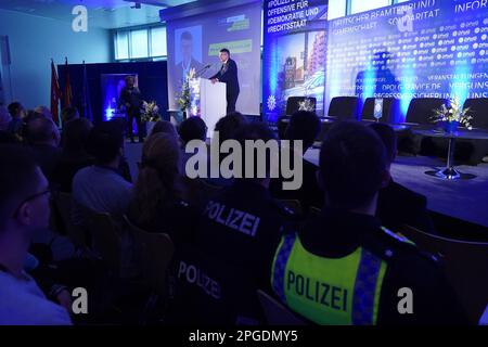 Amburgo, Germania. 22nd Mar, 2023. Capo della polizia Ralf Martin Meyer parla durante il simposio dell'Unione di polizia Amburgo 'Germania in modalità di crisi e al centro della stessa la polizia' presso la sede della polizia. Credit: Marcus Brandt/dpa/Alamy Live News Foto Stock