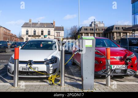 Volkswagen Golf GTE NAV S-A elettrico collegato a ROLEC uso gratuito, punto di ricarica per veicoli elettrici Chorley Market Walk, Lancashire, Regno Unito Foto Stock