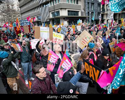 Londra, Regno Unito. 15th marzo, 2023. Manifestanti alla protesta più grande da quando sono iniziati gli scioperi. La protesta del Budget Day nel centro di Londra. Migliaia di persone hanno marciato per le strade verso Trafalgar Square, tra cui insegnanti, medici in formazione e funzionari pubblici, tutti in battuta per una retribuzione migliore e migliori condizioni di lavoro. In totale circa mezzo milione di lavoratori del settore pubblico in tutto il paese hanno superato la retribuzione. Foto Stock