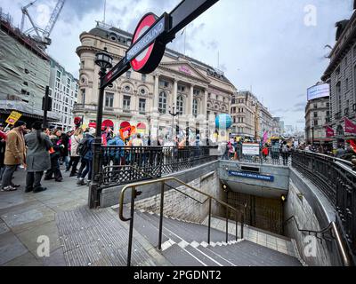 Londra, Regno Unito. 15th marzo, 2023. I manifestanti passano davanti alla stazione della metropolitana chiusa di Piccadilly alla demo più grande da quando gli scioperi sono iniziati. La protesta del Budget Day nel centro di Londra. Migliaia di persone hanno marciato per le strade verso Trafalgar Square, tra cui insegnanti, medici in formazione e funzionari pubblici, tutti in battuta per una retribuzione migliore e migliori condizioni di lavoro. In totale circa mezzo milione di lavoratori del settore pubblico in tutto il paese hanno superato la retribuzione. Foto Stock