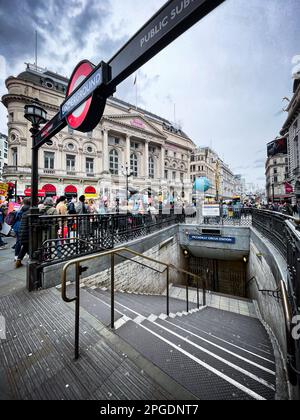 Londra, Regno Unito. 15th marzo, 2023. I manifestanti passano davanti alla stazione della metropolitana chiusa di Piccadilly alla demo più grande da quando gli scioperi sono iniziati. La protesta del Budget Day nel centro di Londra. Migliaia di persone hanno marciato per le strade verso Trafalgar Square, tra cui insegnanti, medici in formazione e funzionari pubblici, tutti in battuta per una retribuzione migliore e migliori condizioni di lavoro. In totale circa mezzo milione di lavoratori del settore pubblico in tutto il paese hanno superato la retribuzione. Foto Stock