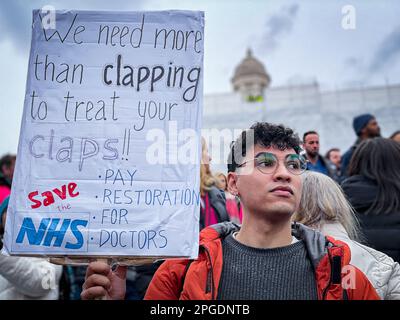 Londra, Regno Unito. 15th marzo, 2023. I medici protestano per il più grande demo dall'inizio degli scioperi. La protesta del Budget Day nel centro di Londra. Migliaia di persone hanno marciato per le strade verso Trafalgar Square, tra cui insegnanti, medici in formazione e funzionari pubblici, tutti in battuta per una retribuzione migliore e migliori condizioni di lavoro. In totale circa mezzo milione di lavoratori del settore pubblico in tutto il paese hanno superato la retribuzione. Foto Stock