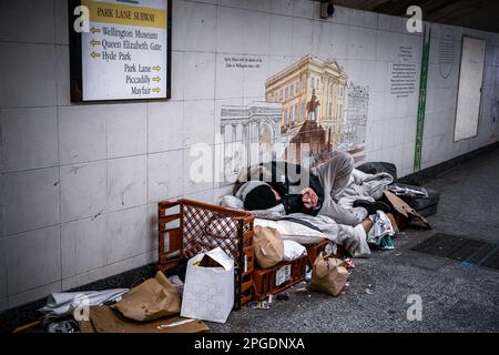 Senzatetto maschio che dorme nel sottopassaggio di Park Lane, Central London, England, UK Foto Stock