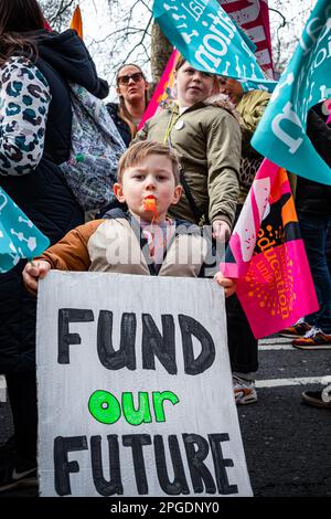 Londra, Regno Unito. 15th marzo, 2023. Insegnanti e bambini si allineano all'inizio della più grande protesta da quando sono iniziati gli scioperi. La protesta del Budget Day nel centro di Londra. Migliaia di persone hanno marciato per le strade verso Trafalgar Square, tra cui insegnanti, medici in formazione e funzionari pubblici, tutti in battuta per una retribuzione migliore e migliori condizioni di lavoro. In totale circa mezzo milione di lavoratori del settore pubblico in tutto il paese hanno superato la retribuzione. Foto Stock