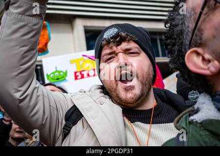 Londra, Regno Unito. 15th marzo, 2023. Insegnanti e bambini si allineano all'inizio della più grande protesta da quando sono iniziati gli scioperi. La protesta del Budget Day nel centro di Londra. Migliaia di persone hanno marciato per le strade verso Trafalgar Square, tra cui insegnanti, medici in formazione e funzionari pubblici, tutti in battuta per una retribuzione migliore e migliori condizioni di lavoro. In totale circa mezzo milione di lavoratori del settore pubblico in tutto il paese hanno superato la retribuzione. Foto Stock