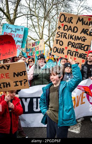 Londra, Regno Unito. 15th marzo, 2023. Bambini con insegne fatte in casa. Insegnanti e bambini si allineano all'inizio della più grande protesta da quando sono iniziati gli scioperi. La protesta del Budget Day nel centro di Londra. Migliaia di persone hanno marciato per le strade verso Trafalgar Square, tra cui insegnanti, medici in formazione e funzionari pubblici, tutti in battuta per una retribuzione migliore e migliori condizioni di lavoro. In totale circa mezzo milione di lavoratori del settore pubblico in tutto il paese hanno superato la retribuzione. Foto Stock