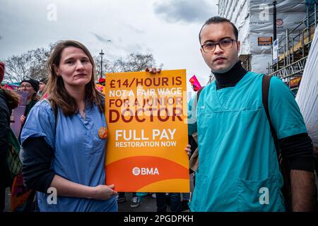 Londra, Regno Unito. 15th marzo, 2023. I medici protestano per il più grande demo dall'inizio degli scioperi. La protesta del Budget Day nel centro di Londra. Migliaia di persone hanno marciato per le strade verso Trafalgar Square, tra cui insegnanti, medici in formazione e funzionari pubblici, tutti in battuta per una retribuzione migliore e migliori condizioni di lavoro. In totale circa mezzo milione di lavoratori del settore pubblico in tutto il paese hanno superato la retribuzione. Foto Stock