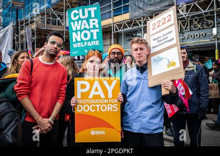 Londra, Regno Unito. 15th marzo, 2023. I medici protestano per il più grande demo dall'inizio degli scioperi. La protesta del Budget Day nel centro di Londra. Migliaia di persone hanno marciato per le strade verso Trafalgar Square, tra cui insegnanti, medici in formazione e funzionari pubblici, tutti in battuta per una retribuzione migliore e migliori condizioni di lavoro. In totale circa mezzo milione di lavoratori del settore pubblico in tutto il paese hanno superato la retribuzione. Foto Stock