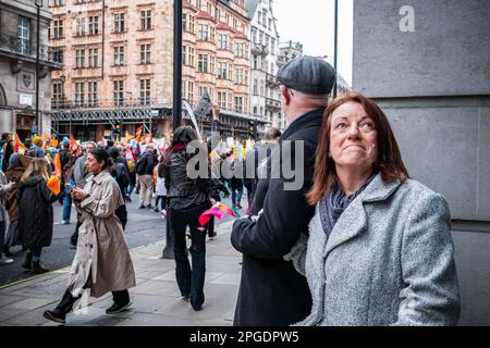 Londra, Regno Unito. 15th marzo, 2023. I turisti guardano come demo marce passato. Manifestanti al più grande demo da quando gli scioperi sono iniziati. La protesta del Budget Day nel centro di Londra. Migliaia di persone hanno marciato per le strade verso Trafalgar Square, tra cui insegnanti, medici in formazione e funzionari pubblici, tutti in battuta per una retribuzione migliore e migliori condizioni di lavoro. In totale circa mezzo milione di lavoratori del settore pubblico in tutto il paese hanno superato la retribuzione. Foto Stock