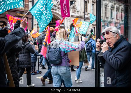 Londra, Regno Unito. 15th marzo, 2023. L'uomo anziano che parla immagini come protesta marce passato. Manifestanti al più grande demo da quando gli scioperi sono iniziati. La protesta del Budget Day nel centro di Londra. Migliaia di persone hanno marciato per le strade verso Trafalgar Square, tra cui insegnanti, medici in formazione e funzionari pubblici, tutti in battuta per una retribuzione migliore e migliori condizioni di lavoro. In totale circa mezzo milione di lavoratori del settore pubblico in tutto il paese hanno superato la retribuzione. Foto Stock