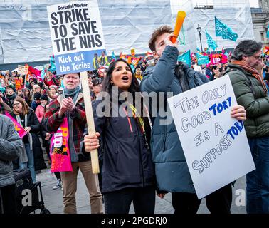 Londra, Regno Unito. 15th marzo, 2023.giovani medici protestanti per il più grande demo da quando gli scioperi sono iniziati. La protesta del Budget Day nel centro di Londra. Migliaia di persone hanno marciato per le strade verso Trafalgar Square, tra cui insegnanti, medici in formazione e funzionari pubblici, tutti in battuta per una retribuzione migliore e migliori condizioni di lavoro. In totale circa mezzo milione di lavoratori del settore pubblico in tutto il paese hanno superato la retribuzione. Foto Stock