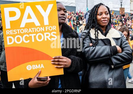 Londra, Regno Unito. 15th marzo, 2023.giovani medici protestanti per il più grande demo da quando gli scioperi sono iniziati. La protesta del Budget Day nel centro di Londra. Migliaia di persone hanno marciato per le strade verso Trafalgar Square, tra cui insegnanti, medici in formazione e funzionari pubblici, tutti in battuta per una retribuzione migliore e migliori condizioni di lavoro. In totale circa mezzo milione di lavoratori del settore pubblico in tutto il paese hanno superato la retribuzione. Foto Stock