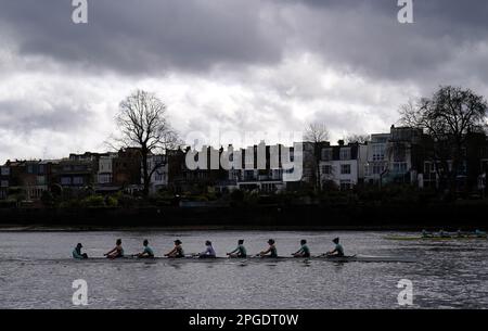 La squadra femminile di Cambridge durante una sessione di allenamento sul Tamigi, Londra, davanti alla Gemini Boat Race 2023. Data immagine: Mercoledì 22 marzo 2023. Foto Stock