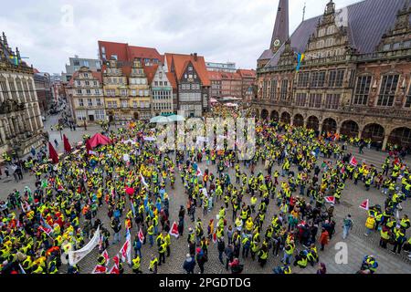 Brema, Germania. 22nd Mar, 2023. I dimostranti si trovano nella piazza del mercato. Il sindacato Verdi della bassa Sassonia e di Brema chiede una proroga degli scioperi per aumentare la pressione sui datori di lavoro subito prima del terzo ciclo di negoziati del 27 marzo. Chiede ai dipendenti del settore pubblico di entrambi gli stati di partecipare a uno sciopero di allarme che dura tutto il giorno. Ancora una volta, le amministrazioni pubbliche, i trasporti pubblici, i centri di assistenza diurna e la raccolta di rifiuti saranno colpiti. Credit: Sina Schuldt/dpa/Alamy Live News Foto Stock