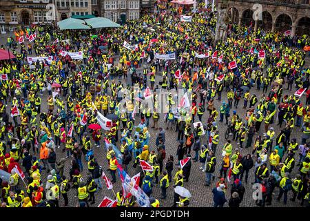 Brema, Germania. 22nd Mar, 2023. I dimostranti si trovano nella piazza del mercato. Il sindacato Verdi della bassa Sassonia e di Brema chiede una proroga degli scioperi per aumentare la pressione sui datori di lavoro subito prima del terzo ciclo di negoziati del 27 marzo. Chiede ai dipendenti del settore pubblico di entrambi gli stati federali di partecipare a uno sciopero di allarme che dura tutto il giorno. Ancora una volta, le amministrazioni pubbliche, i trasporti pubblici, i centri di assistenza diurna e la raccolta di rifiuti saranno colpiti. Credit: Sina Schuldt/dpa/Alamy Live News Foto Stock