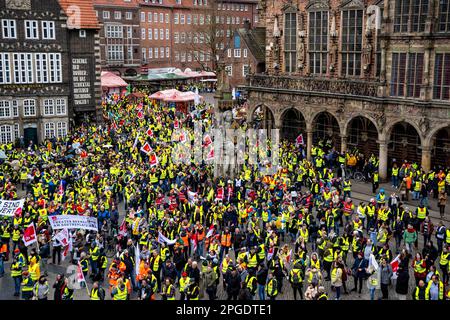 Brema, Germania. 22nd Mar, 2023. I dimostranti si trovano nella piazza del mercato. Il sindacato Verdi della bassa Sassonia e di Brema chiede una proroga degli scioperi per aumentare la pressione sui datori di lavoro subito prima del terzo ciclo di negoziati del 27 marzo. Chiede ai dipendenti del settore pubblico di entrambi gli stati federali di partecipare a uno sciopero di allarme che dura tutto il giorno. Ancora una volta, le amministrazioni pubbliche, i trasporti pubblici, i centri di assistenza diurna e la raccolta di rifiuti saranno colpiti. Credit: Sina Schuldt/dpa/Alamy Live News Foto Stock