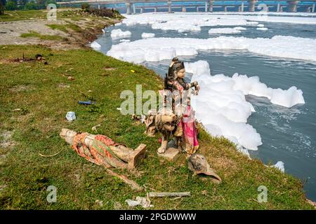 Nuova Delhi, India. 22nd Mar, 2023. Una scultura di divinità indù si trova sulle rive delle acque inquinate del fiume Yamuna a Nuova Delhi il 22 marzo 2023. La capitale nazionale è un grande colpevole dell'inquinamento dello Yamuna, che rappresenta circa il 79 per cento delle acque reflue totali che vengono riversate nel fiume dalle principali città lungo le sue rive. Il mondo celebra la Giornata Mondiale dell'acqua il 22 marzo di ogni anno. (Foto di Mohsin Javed/Pacific Press) Credit: Pacific Press Media Production Corp./Alamy Live News Foto Stock