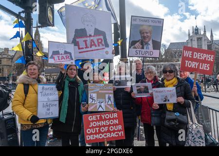 Londra, Regno Unito 22 marzo 2023. I manifestanti hanno dei segnali contro l’ex primo ministro Boris Johnson che oggi deve dare prova ad un comitato dei privilegi Commons Select dopo aver ammesso di aver fuorviato i parlamentari su Partygate, ma non a scopo. Credit: amer Ghazzal/Alamy Live News Foto Stock