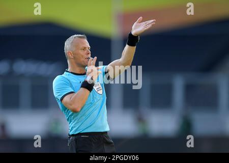 FOTO DI ARCHIVIO: Bjoern KUIPERS avrà 50 anni il 28 marzo 2023, arbitro Bjoern KUIPERS (BjÃ¶rn)(NED), gesto, gesto, gesticulate, calcio Europa League, Turno del 16, FC Sevilla (SEV) - COME Rom, su 06,08. 2020 a Duisburg/Germania. Foto: AnkeWaelischmiller/Sven Simon/ Pool Â Foto Stock