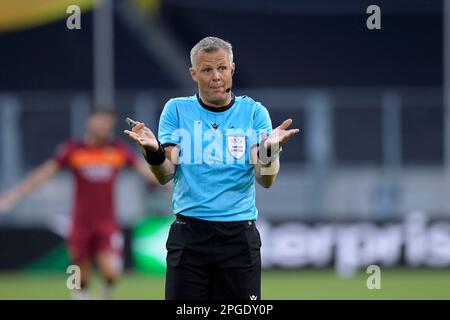 FOTO DI ARCHIVIO: Bjoern KUIPERS avrà 50 anni il 28 marzo 2023, arbitro Bjoern KUIPERS (BjÃ¶rn)(NED), gesto, gesto, gesticulate, calcio Europa League, Turno del 16, FC Sevilla (SEV) - COME Rom, su 06,08. 2020 a Duisburg/Germania. Foto: AnkeWaelischmiller/Sven Simon/ Pool Â Foto Stock