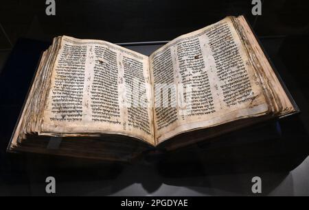 Tel Aviv, Israele. 22nd Mar, 2023. Il Codex Sassoon, la prima e più completa edizione della Bibbia ebraica, è esposta mercoledì 22 marzo 2023 presso il Museo ANU del popolo ebraico di Tel Aviv. La Bibbia, che si ritiene abbia più di 1.000 anni, è destinata ad essere venduta all'asta di Sotheby a New York, il 16 maggio, e si stima che sia in vendita per $30-50 milioni di dollari. Il Codex Sassoon non è stato esposto dal 1982 e sarà visibile a Tel Aviv, dal 23 al 29 marzo. Foto di Debbie Hill/ Credit: UPI/Alamy Live News Foto Stock