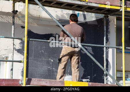 Gli intonaci intonacano la facciata di un nuovo edificio Foto Stock