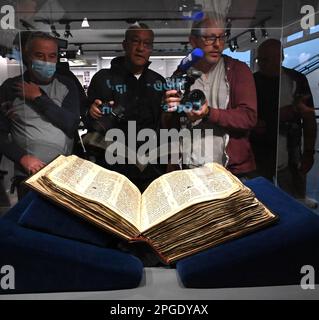 Tel Aviv, Israele. 22nd Mar, 2023. Rassegna stampa internazionale il Codex Sassoon, la prima e più completa edizione della Bibbia ebraica, è esposta mercoledì 22 marzo 2023 presso il Museo ANU del popolo ebraico di Tel Aviv. La Bibbia, che si ritiene abbia più di 1.000 anni, è destinata ad essere venduta all'asta di Sotheby a New York, il 16 maggio, e si stima che sia in vendita per $30-50 milioni di dollari. Il Codex Sassoon non è stato esposto dal 1982 e sarà visibile a Tel Aviv, dal 23 al 29 marzo. Foto di Debbie Hill/ Credit: UPI/Alamy Live News Foto Stock