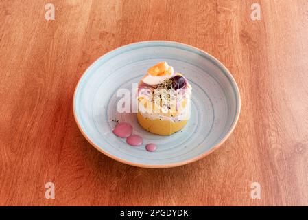 Questo piatto è tradizionalmente preparato a base di patate gialle, limone, peperoncino giallo, uova bollite e olive nere Foto Stock