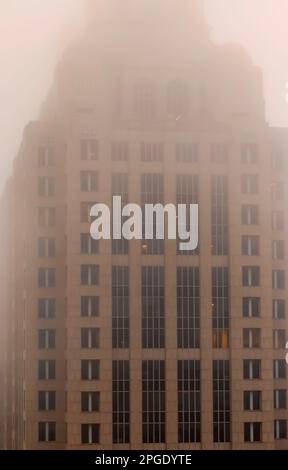 La cima dell'hotel Ritz-Carlton, coperto di nebbia, si trova nel centro di Atlanta, Georgia, visto dal Westin Peachtree Plaza Hotel. Foto Stock