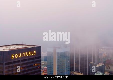 Un primo piano dell'edificio equo avvolto dalla nebbia del mattino presto, come visto dal Westin Peachtree Plaza Hotel. Foto Stock