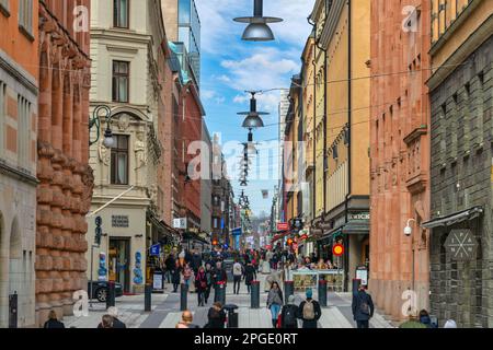 Stoccolma, Svezia - 9 aprile 2018: Stockholm Sweden skyline di turisti nella famosa via dello shopping Drottninggatan Foto Stock