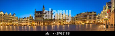 Bruxelles Belgio, panorama notturno dello skyline della città a Grand Place Square Foto Stock
