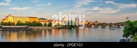 Praga Repubblica Ceca, panorama dello skyline della città al Ponte Carlo e alla città vecchia di Praga Foto Stock
