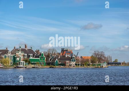 Casa tradizionale olandese al villaggio Zaanse Schans vicino Amsterdam Paesi Bassi Foto Stock