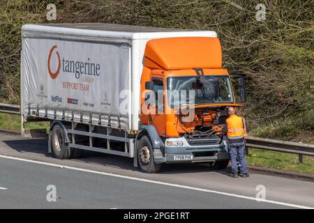 GRUPPO TANGERINE, team di supporto 2008 DAF LF si è rotto e ha parcheggiato sulla spalla rigida dell'autostrada M61 UK Foto Stock