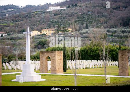 Le tombe di guerra del Commonwealth commissionano il cimitero di guerra vicino al fiume Arno alla periferia di Firenze. Contiene 1.632 sepolture del Commonwealth del WW2 Foto Stock