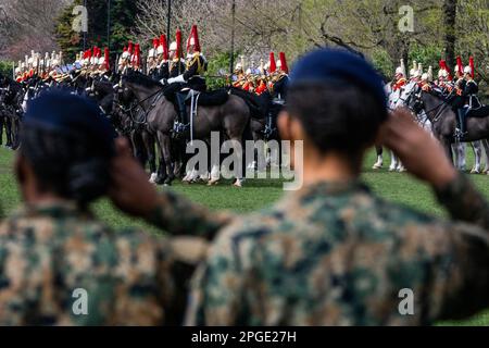 Londra, Regno Unito. 22 Mar 2023. Un reggimento giamaicano in visita guarda e dà il saluto Generale - il re montato Bodyguard parata a Hyde Park per dimostrare la loro disponibilità per un'estate di pageantry. Il reggimento montato sulla Cavalleria domestica è messo attraverso i loro passi durante la loro ispezione annuale dal generale maggiore Christopher Ghika CBE, l'ufficiale generale che comanda la Divisione domestica. Come parte dell'ispezione, hanno provato il loro ruolo di Escort sfilando con due carrozze attraverso Hyde Park. L'Escort fa parte dell'attività cerimoniale per la Parata di compleanno del Re, l'apertura dello Stato Foto Stock