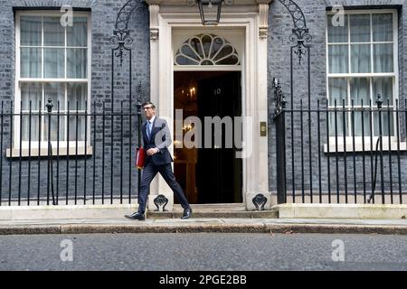 Londra, Regno Unito. 22nd Mar, 2023. Rishi Sunak primo Ministro lascia No10 dirigersi al Parlamento per il suo settimanale Premier Domande credito: MARTIN DALTON/Alamy Live News Foto Stock