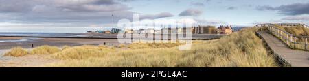 Vista panoramica sulla spiaggia di Rhyl e sul lungomare, Galles del Nord Foto Stock