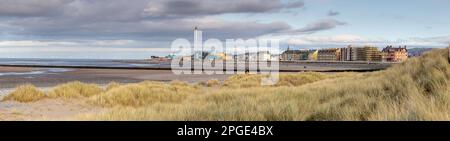 Vista panoramica sulla spiaggia di Rhyl e sul lungomare, Galles del Nord Foto Stock