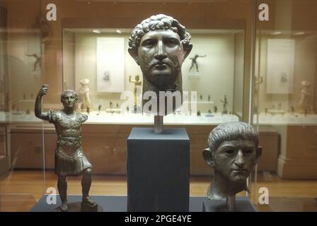 Testa di bronzo di Adriano al British Museum, Londra UK, da una statua più grande, trovata vicino al London Bridge nel Tamigi, Foto Stock